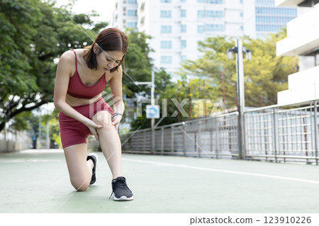 women red sportswear standing problem knee pain painful after exercise. female leg pain. discomfort sprain orthopedic. women red sportswear standing problem knee pain painful after exercise. female leg pain. discomfort sprain orthopedic. 123910226
