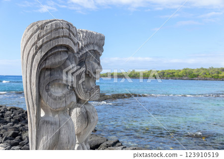 Protector ki'i statues of Hawaiian gods at Haleo Keawe. 123910519