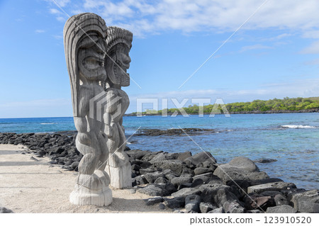 Protector ki'i statues of Hawaiian gods at Haleo Keawe. 123910520