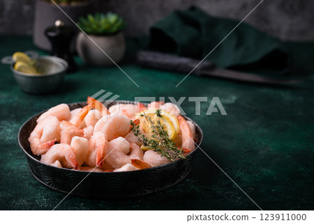 Frozen uncooked prawns or shrimps with lemon Frozen uncooked prawns or shrimps with lemon 123911000