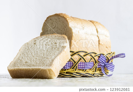A loaf of bread 123912081