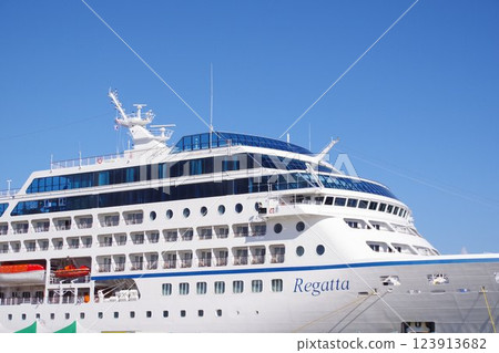大型遊輪大洋洲帆船賽的側甲板 123913682