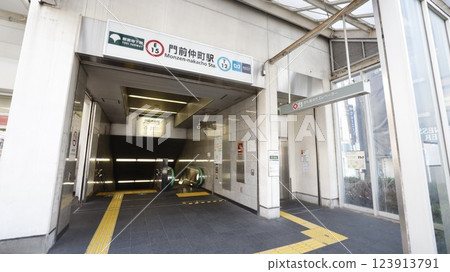 東京地鐵東西線、都營地鐵大江戶線門前仲町站6號出口設置的電梯及自動扶梯 123913791