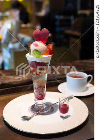 Strawberry parfait, luxurious parfait, cafe Strawberry parfait, luxurious parfait, cafe 123914229