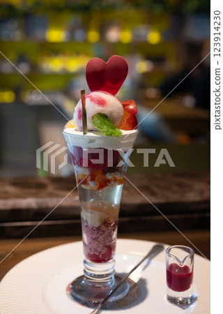 草莓芭菲、奢華芭菲、咖啡廳 草莓芭菲、奢華芭菲、咖啡廳 123914230
