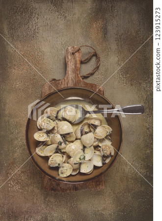 vongole clams, in cream sauce, homemade, top view, no people, 123915273