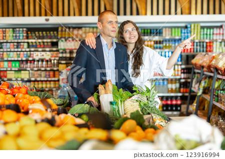 Portrait of a happy young man and girl in a supermarket 123916994