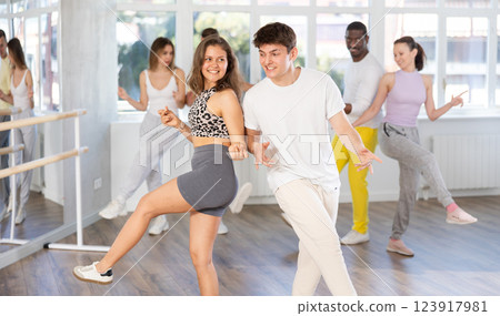 Couple young woman and man dancing twist 123917981