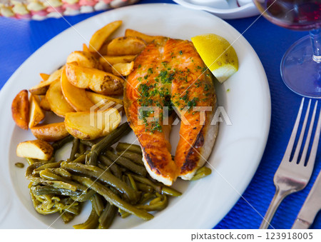 Grilled salmon with vegetables Grilled salmon with vegetables 123918005