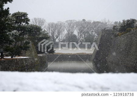 Snow-covered Nijo Castle: Inner moat and Honmaru stone walls, Nakagyo Ward, Kyoto City 123918738