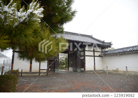 Snowy Nijo Castle Momoyamamon Gate, Nakagyo Ward, Kyoto City Snowy Nijo Castle Momoyamamon Gate, Nakagyo Ward, Kyoto City 123919082