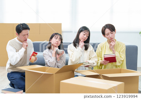 家庭為搬家打包行李而苦苦掙扎 123919994