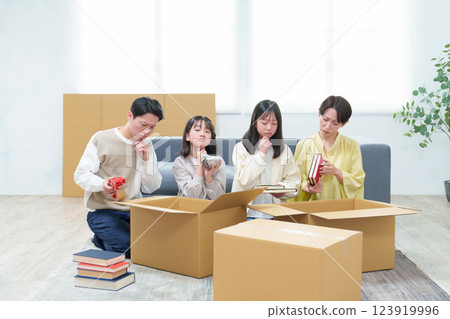 家庭為搬家打包行李而苦苦掙扎 家庭為搬家打包行李而苦苦掙扎 123919996