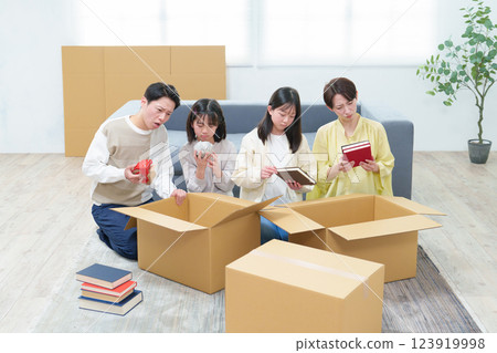 家庭為搬家打包行李而苦苦掙扎 123919998