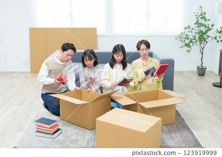 Family struggling with packing for moving 123919999