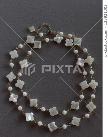 Flower-shaped shell long necklace (white pearl shell) Flower-shaped shell long necklace (white pearl shell) 123921302