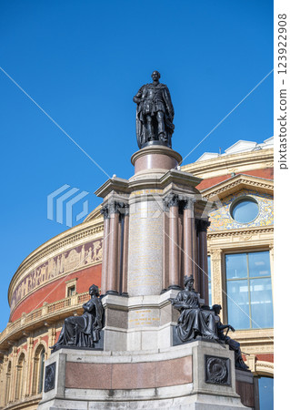 Located south of Royal Albert Hall, this monument honors Prince Albert, commemorating the Great Exhibition of 1851. Its intricate sculptures showcase historical significance and artistry. 123922908