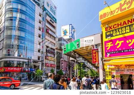 Shinjuku West Exit scramble intersection Shinjuku West Exit scramble intersection 123923018