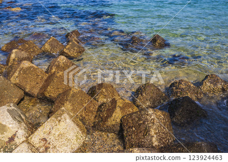 The blue sea of the Oura Peninsula 123924463