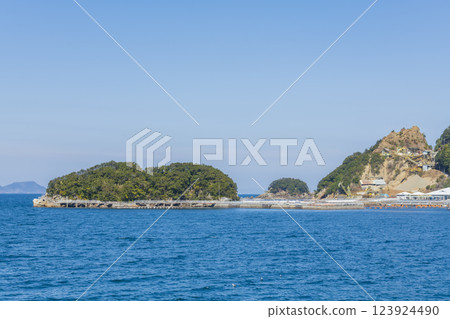 鹽浦半島的津久見海豚島 鹽浦半島的津久見海豚島 123924490