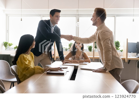 Young businessman shake hand of consultant on work group meeting 123924770