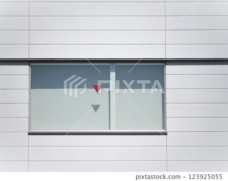 窗戶上有消防隊入口（緊急入口）標記 123925055