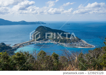 從大土山展望台望去，美麗的柏島漂浮在翠綠的大海中 123925120