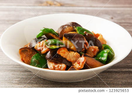 用茄子和豬肉炒的味噌 123925653