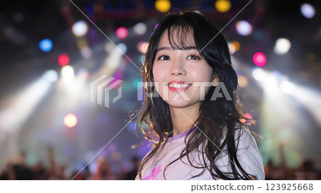 女偶像在現場舞台上表演的圖片 123925668