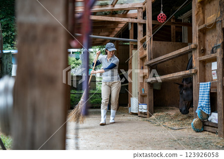 馬 馬兒 女生 123926058