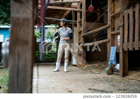 馬 馬兒 女生 123926059