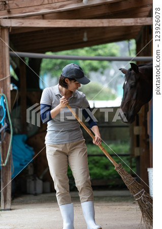馬 馬兒 女生 123926078