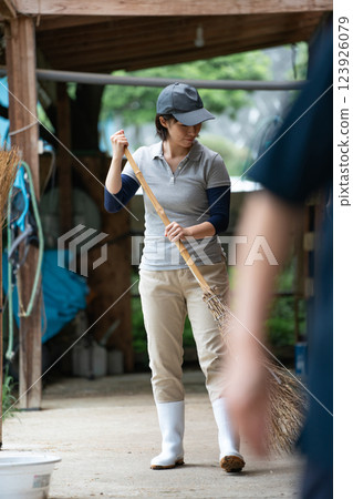 馬 馬兒 女生 123926079