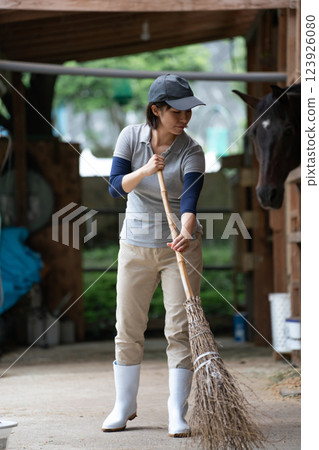馬 馬兒 女生 123926080