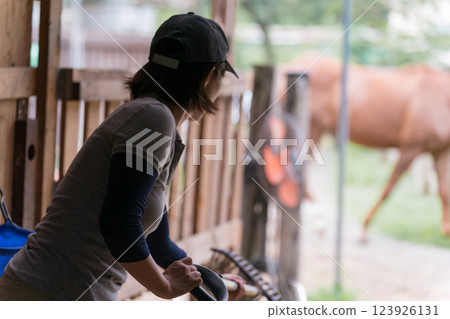 馬 馬兒 女生 123926131