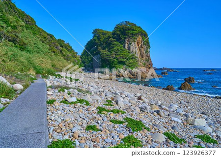 View of the granite mountain of Hakusan Cave and the torii gate of Hakusan Shrine from the coastal promenade of Hakusan Cave at Cape Ashizuri in Kochi Prefecture View of the granite mountain of Hakusan Cave and the torii gate of Hakusan Shrine from the coastal promenade of Hakusan Cave at Cape Ashizuri in Kochi Prefecture 123926377