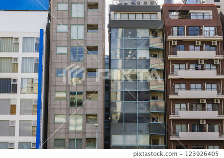 雜亂的多用途建築、公寓大樓、窗戶、豐島區、池袋 123926405