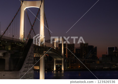 彩虹橋長廊的日落美景 123926536