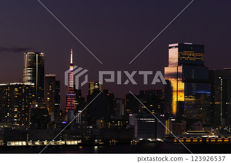 從彩虹橋長廊欣賞東京鐵塔的日落美景 123926537