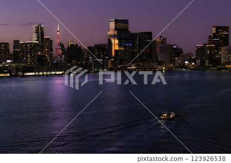 Sunset view of Tokyo Tower from the Rainbow Bridge Promenade 123926538