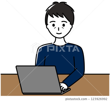操作筆記型電腦的中年男子 123926992