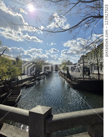 城市景觀和朝日 城市景觀和朝日 123927028