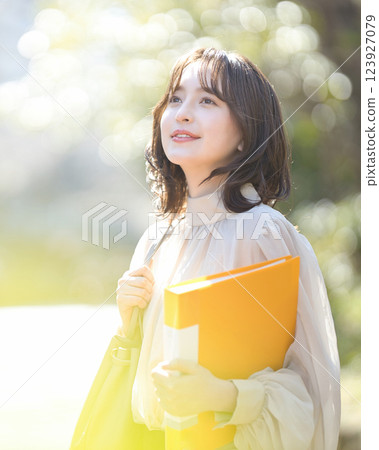 走在校園裡的女大學生 走在校園裡的女大學生 123927079