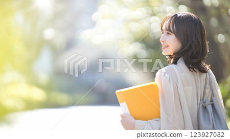 走在校園裡的女大學生 走在校園裡的女大學生 123927082