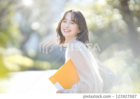 Female college student walking on campus 123927087