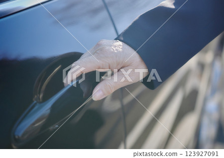 穿著西裝開的中年婦女 123927091