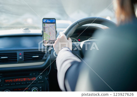 穿著西裝開的中年婦女 123927626