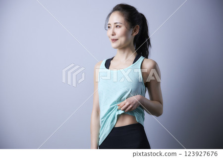 穿著運動服的年輕女子 穿著運動服的年輕女子 123927676