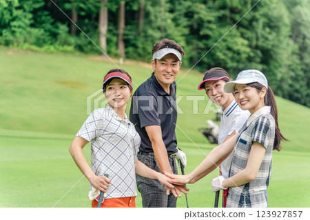 男女高爾夫球友在高爾夫球場圍成一圈 123927857