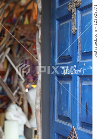 蠟燭店入口處的藍色門 123928371